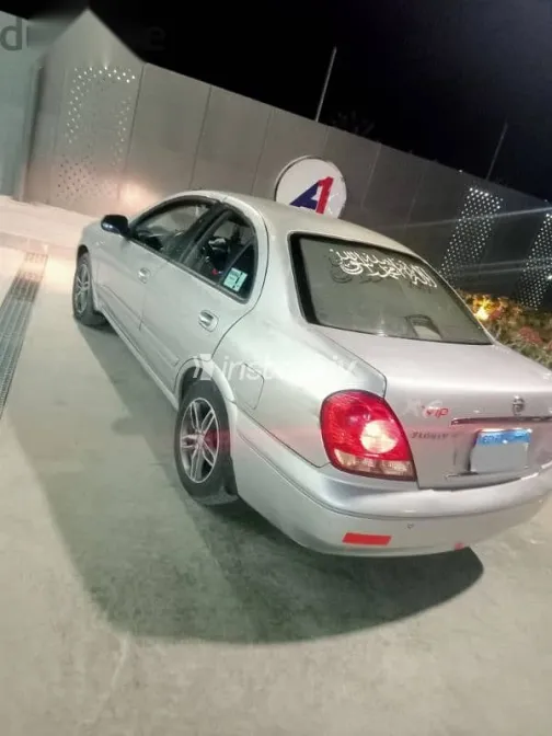 نيسان صنى 2008 فضي مستعملة للبيع - 1