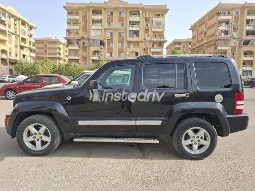 جيب شيروكي 2010 أسود مستعملة للبيع - 2