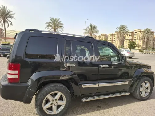 جيب شيروكي 2010 أسود مستعملة للبيع - 4