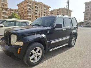 جيب شيروكي 2010 أسود مستعملة للبيع