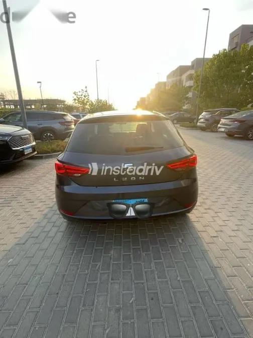 سيات ليون 2020 رمادي مستعملة للبيع - 2