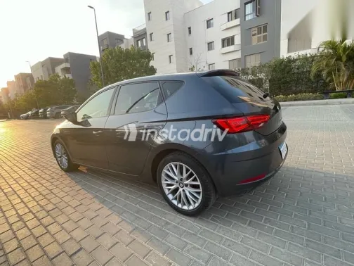 سيات ليون 2020 رمادي مستعملة للبيع - 4