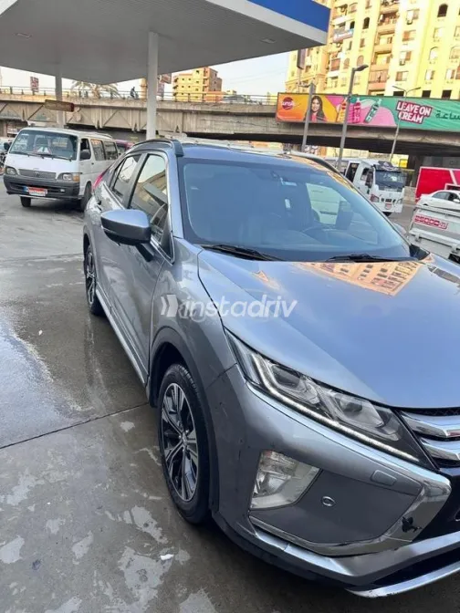 ميتسوبيشي اكليبس كروس 2018 رمادي غامق مستعملة للبيع - 4