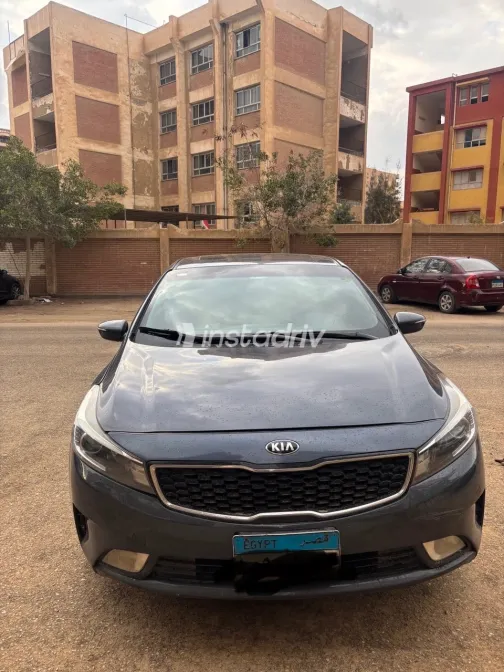 كيا سيراتو 2017 أبيض مستعملة للبيع - 1