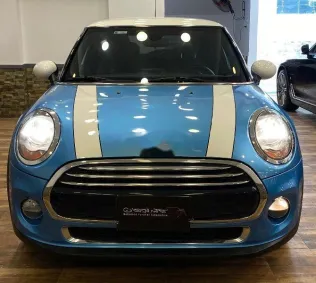 مينى كوبر 2018 أزرق غامق مستعملة للبيع