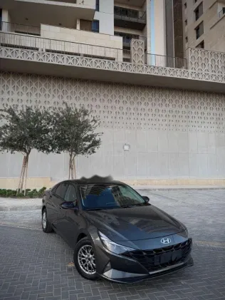 هيونداي إلنترا 2022 رمادي مستعملة للبيع