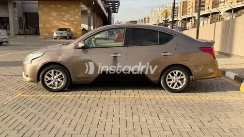 نيسان صنى 2019 فضي مستعملة للبيع - 3