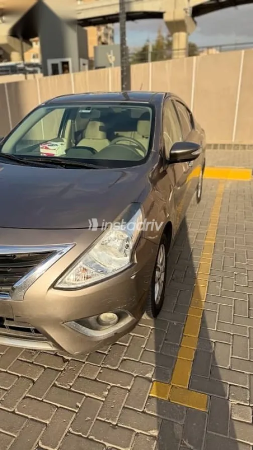 نيسان صنى 2019 فضي مستعملة للبيع - 4