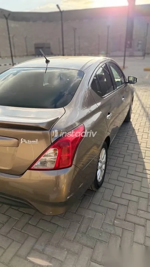 نيسان صنى 2019 فضي مستعملة للبيع - 6