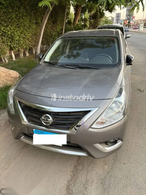 نيسان صنى 2023 ذهبي مستعملة للبيع - 1