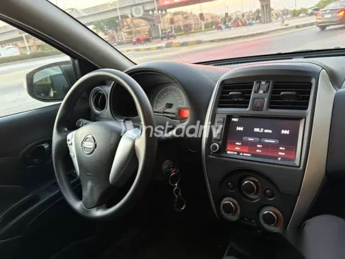 نيسان صنى 2023 ذهبي مستعملة للبيع - 2