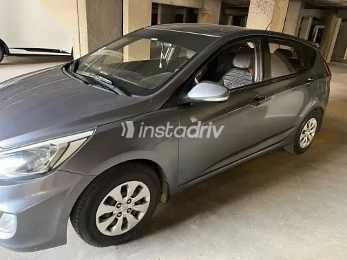 هيونداي اكسنت 2017 أزرق غامق مستعملة للبيع - 2