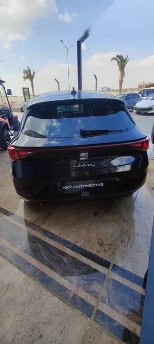 سيات ليون 2026 أسود جديدة للبيع