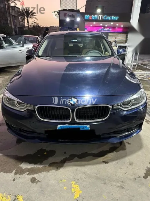 بي ام دبليو 318 2018 أزرق غامق مستعملة للبيع - 1