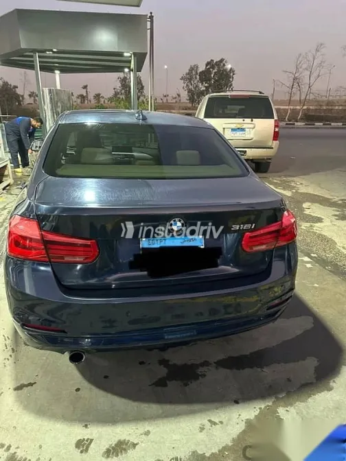 بي ام دبليو 318 2018 أزرق غامق مستعملة للبيع - 2