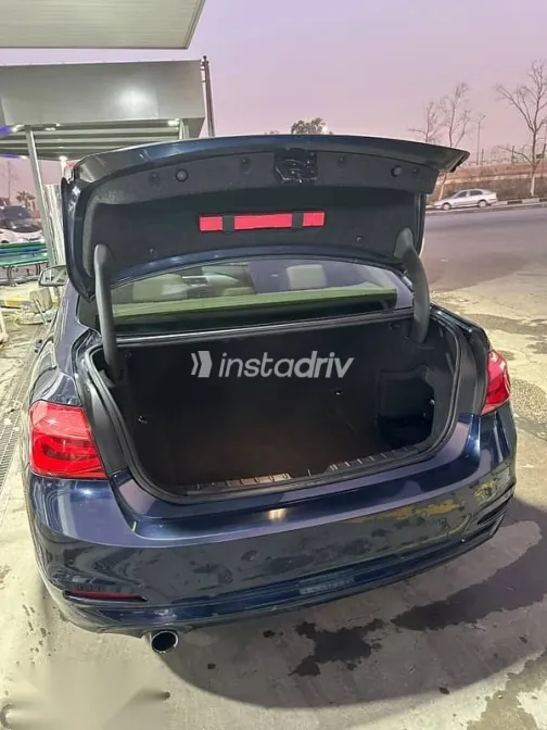 بي ام دبليو 318 2018 أزرق غامق مستعملة للبيع - 3