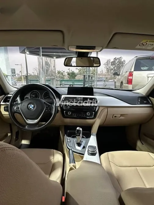 بي ام دبليو 318 2018 أزرق غامق مستعملة للبيع - 4