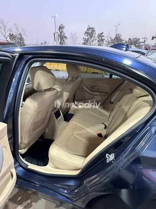 بي ام دبليو 318 2018 أزرق غامق مستعملة للبيع - 6