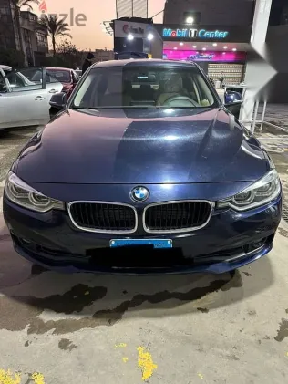 بي ام دبليو 318 2018 أزرق غامق مستعملة للبيع