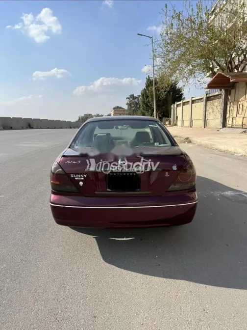 نيسان صنى 2015 أحمر غامق مستعملة للبيع - 2