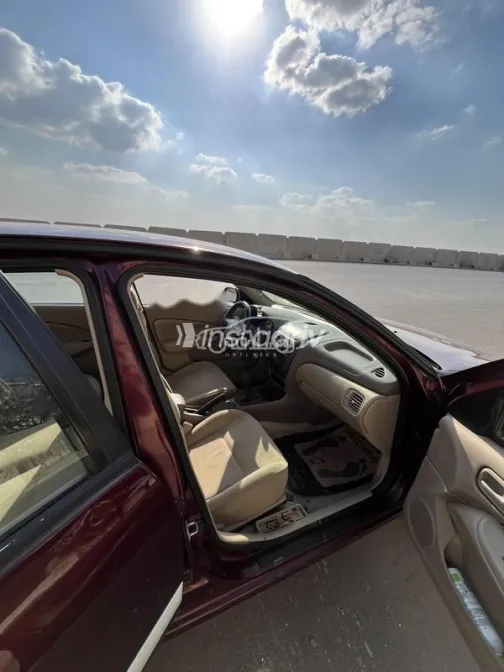 نيسان صنى 2015 أحمر غامق مستعملة للبيع - 5