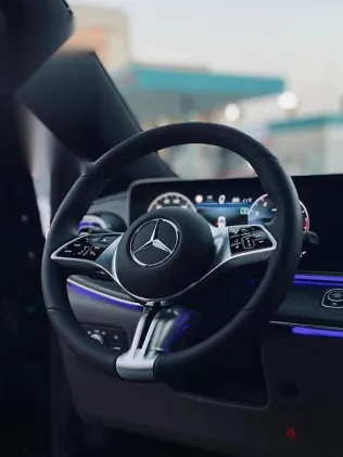 مرسيدس 300 2026 أسود جديدة للبيع