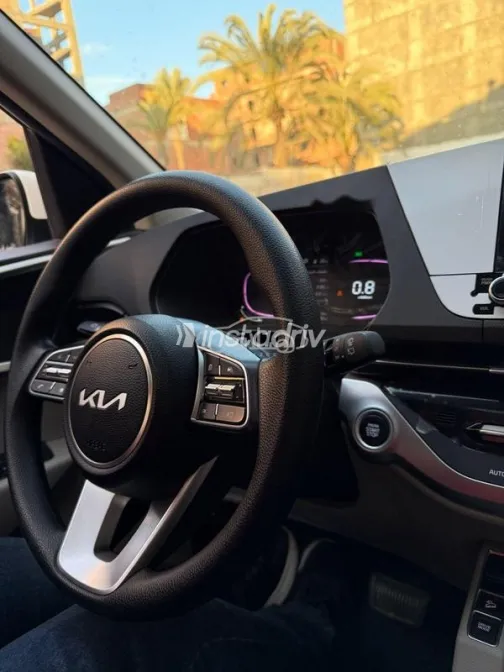 كيا كارينز 2024 أبيض مستعملة للبيع - 1