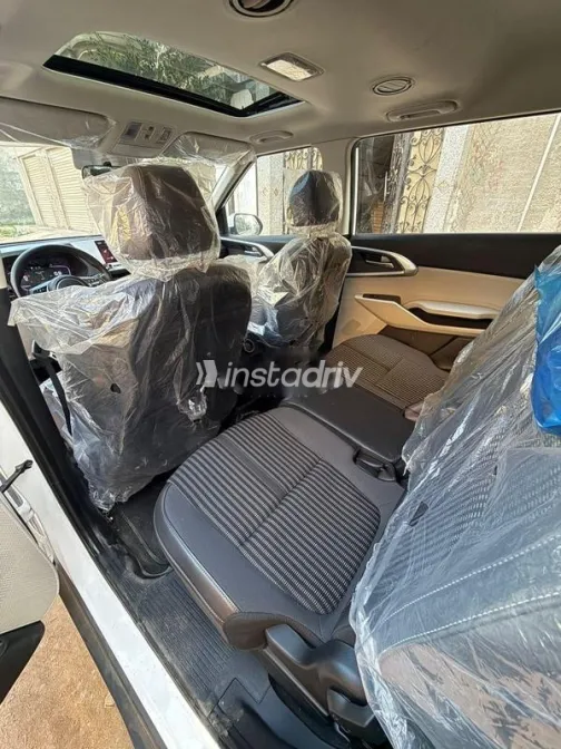 كيا كارينز 2024 أبيض مستعملة للبيع - 3