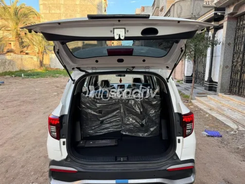 كيا كارينز 2024 أبيض مستعملة للبيع - 4