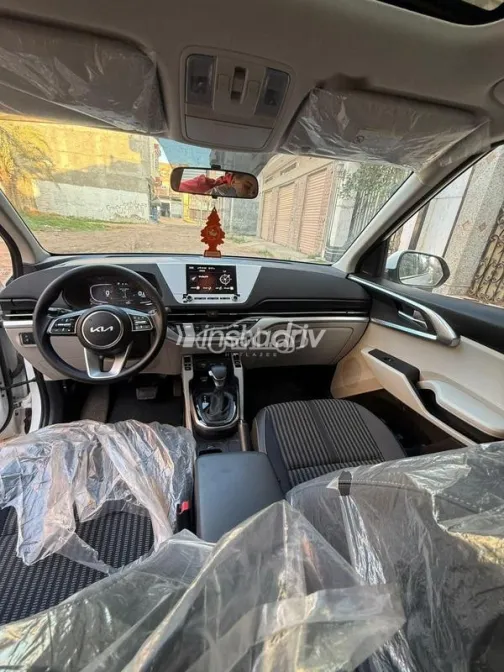كيا كارينز 2024 أبيض مستعملة للبيع - 5