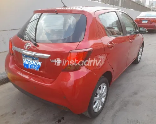 تويوتا ياريس 2017 أبيض مستعملة للبيع - 2