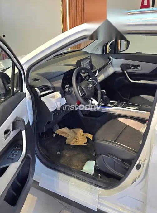 Toyota Veloz 2024 White New for Sale - 7