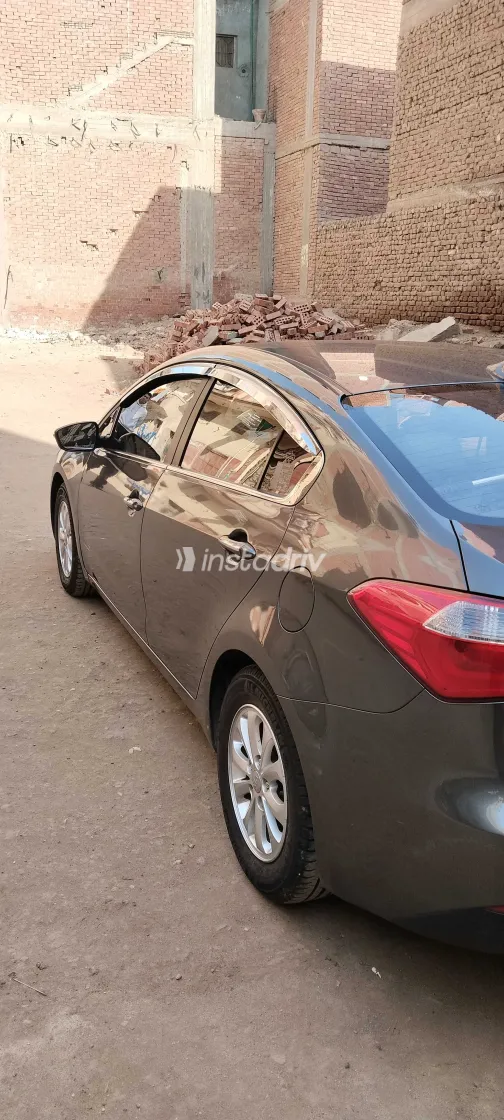 كيا K3 2013 أبيض مستعملة للبيع - 3