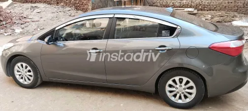 كيا K3 2013 أبيض مستعملة للبيع - 4