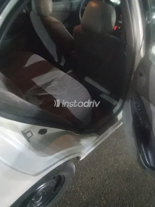 نيسان صنى 2001 أبيض مستعملة للبيع - 4