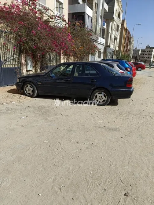 مرسيدس C 180 2000 أزرق غامق مستعملة للبيع - 1