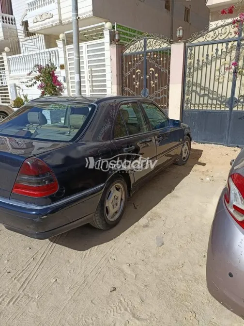 مرسيدس C 180 2000 أزرق غامق مستعملة للبيع - 2