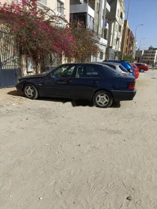 مرسيدس C 180 2000 أزرق غامق مستعملة للبيع