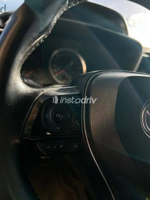 تويوتا كورولا 2019 فضي مستعملة للبيع - 3