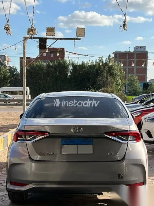 تويوتا كورولا 2019 فضي مستعملة للبيع - 9