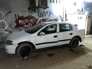 اوبل أسترا 2000 أبيض مستعملة للبيع