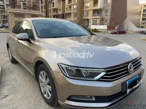 فولكس فاغن باسات 2018 ذهبي مستعملة للبيع - 1