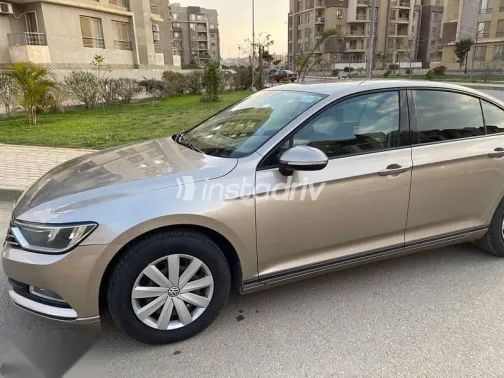 فولكس فاغن باسات 2018 ذهبي مستعملة للبيع - 8