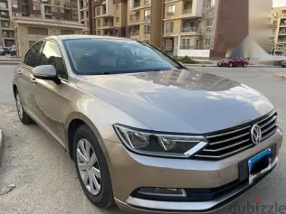 فولكس فاغن باسات 2018 ذهبي مستعملة للبيع