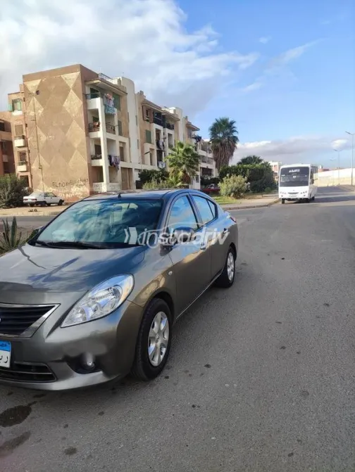 نيسان صنى 2013 برونزي مستعملة للبيع - 2