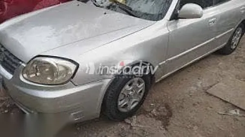 هيونداي فيرنا 2007 فضي مستعملة للبيع - 2