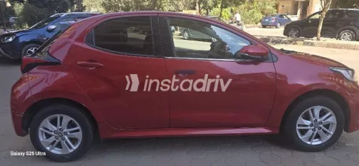 تويوتا ياريس 2022 أحمر مستعملة للبيع - 1