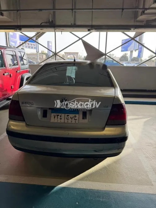 فولكس فاغن بورا 2000 فضي مستعملة للبيع - 5