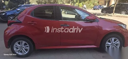 تويوتا ياريس 2022 أحمر مستعملة للبيع - 1
