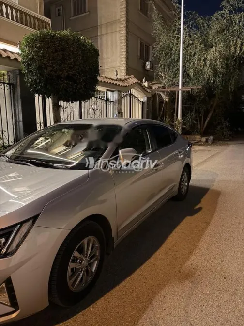 هيونداي إلنترا اى دى 2025 فضي مستعملة للبيع - 2